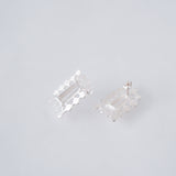 aei|窓越しにビスケットを食べる