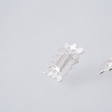 aei|窓越しにビスケットを食べる