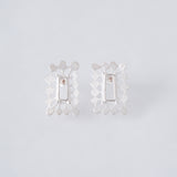 aei|窓越しにビスケットを食べる